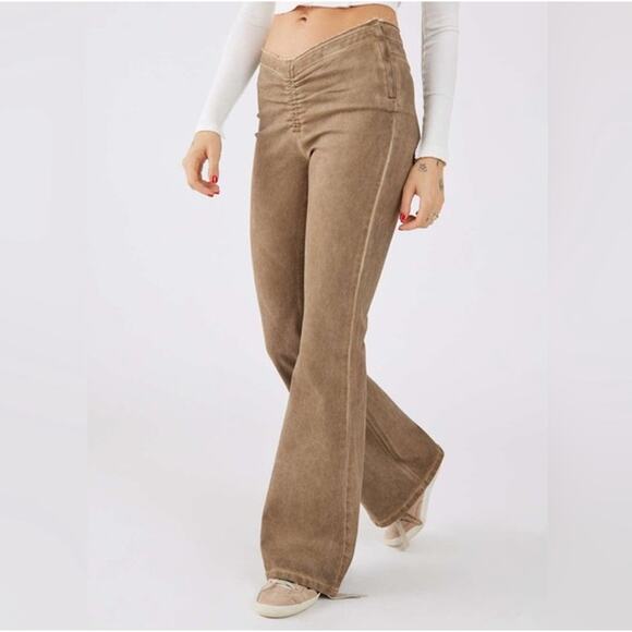 Urban Outfitters BDG Ruched Dip Waist V Flare Jeans Tam - Picture 2 of 10